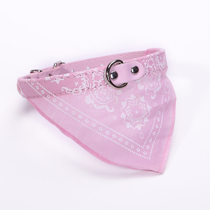 Collier Chien avec Écharpe Triangulaire Stylée – PU Imprimé, Confortable et Ajustable