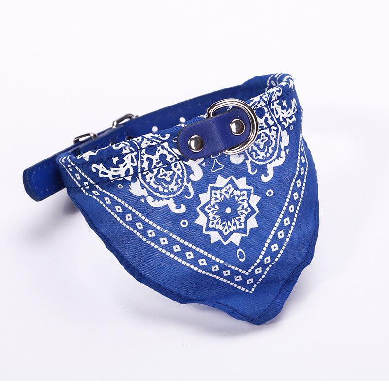 Collier Chien avec Écharpe Triangulaire Stylée – PU Imprimé, Confortable et Ajustable