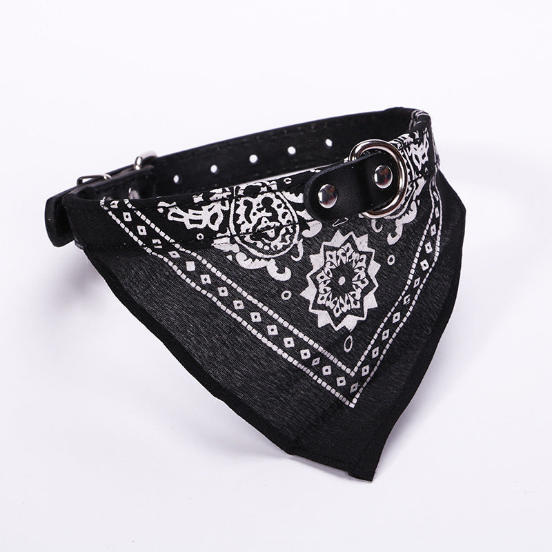 Collier Chien avec Écharpe Triangulaire Stylée – PU Imprimé, Confortable et Ajustable