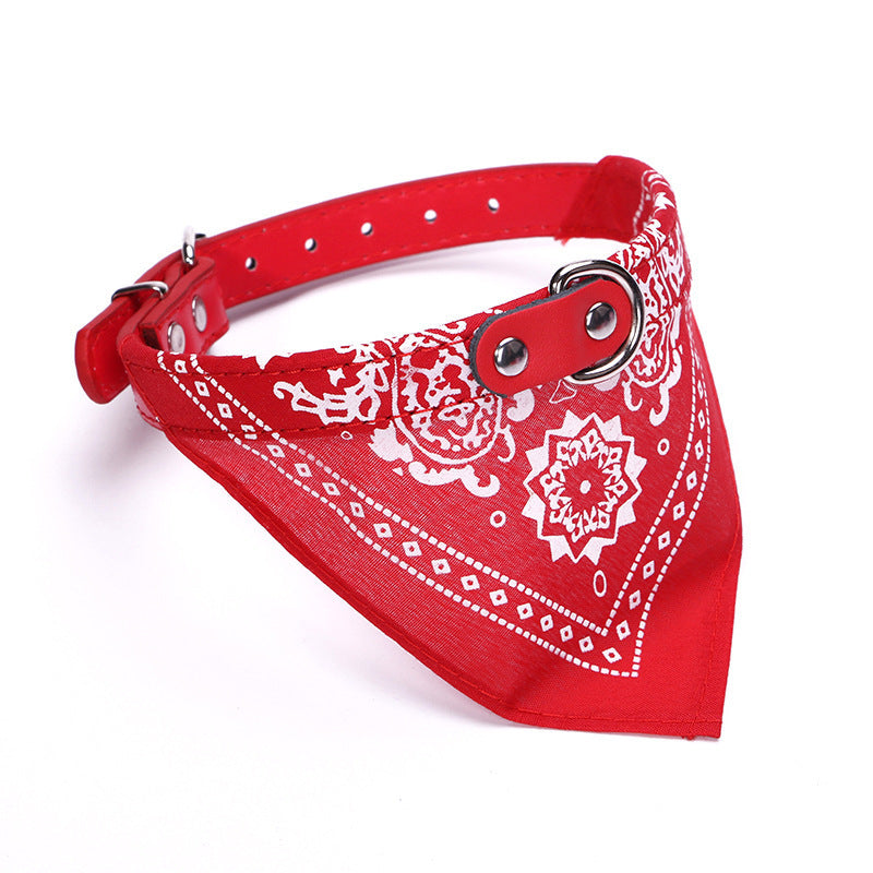 Collier Chien avec Écharpe Triangulaire Stylée – PU Imprimé, Confortable et Ajustable