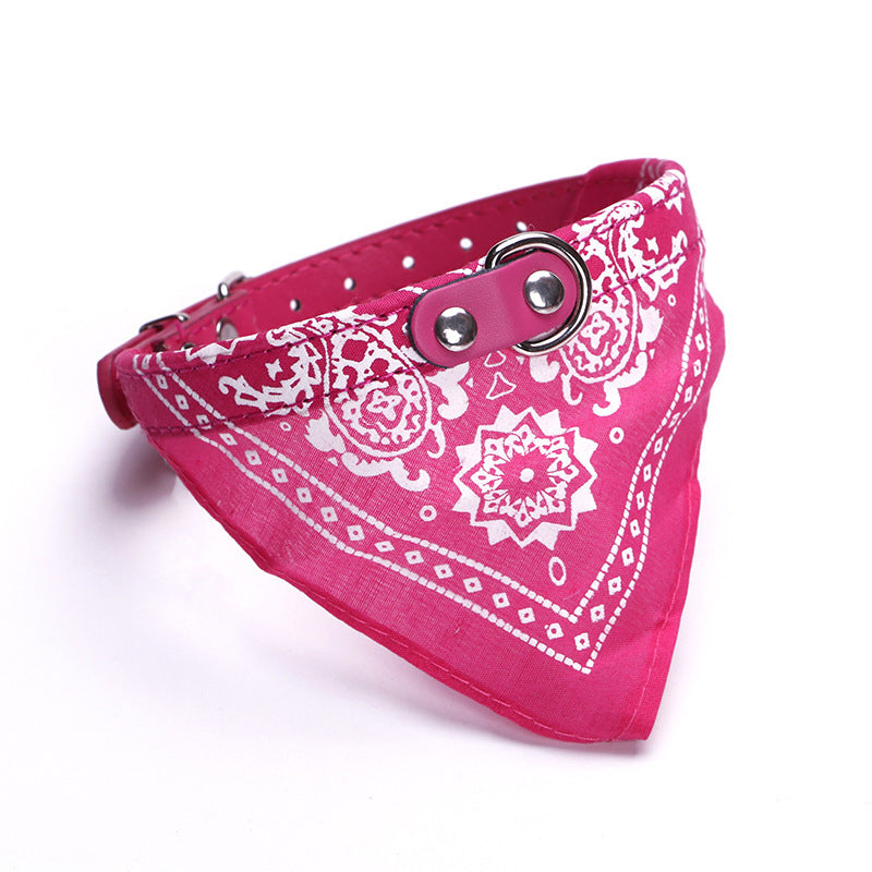 Collier Chien avec Écharpe Triangulaire Stylée – PU Imprimé, Confortable et Ajustable
