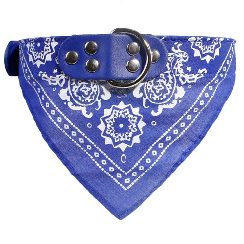 Collier Chien avec Écharpe Triangulaire Stylée – PU Imprimé, Confortable et Ajustable